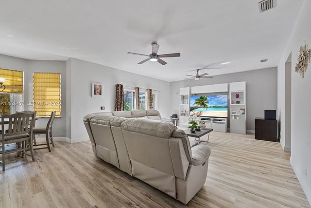 1021 NW 185th Ter, Pembroke Pines, FL 33029