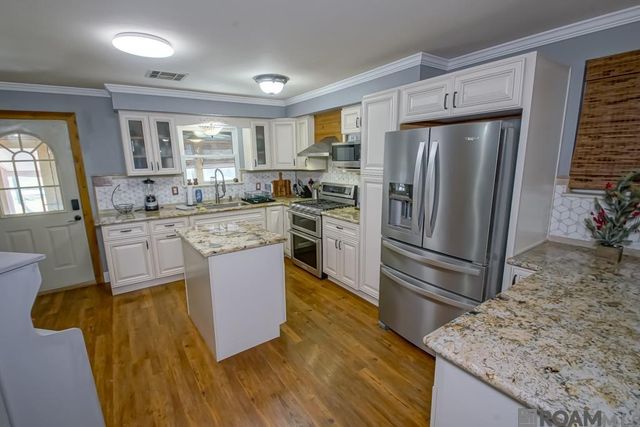 751 Lakeview Dr, Denham Springs, LA 70726