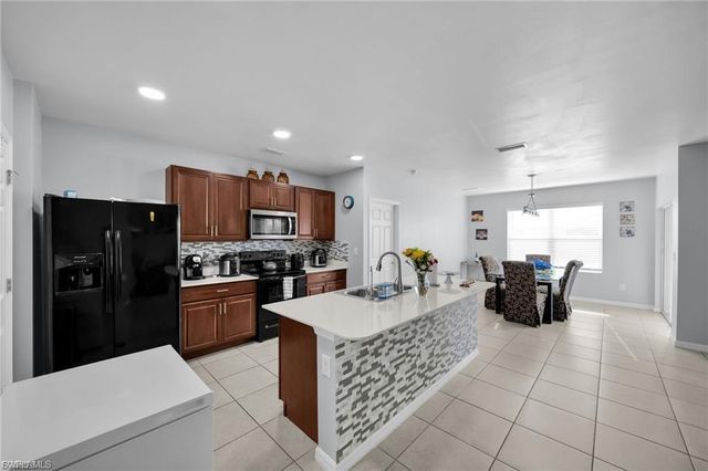 2620 SW 3rd PL, Cape Coral, FL 33914