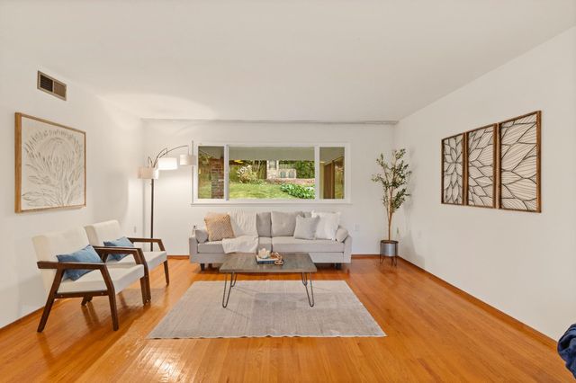 9842 Valley Pines Dr, Folsom, CA 95630