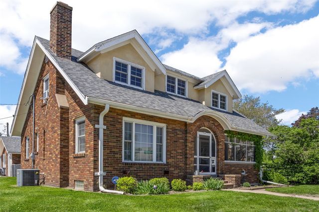 112 Bowling Street SW, Cedar Rapids, IA 52404
