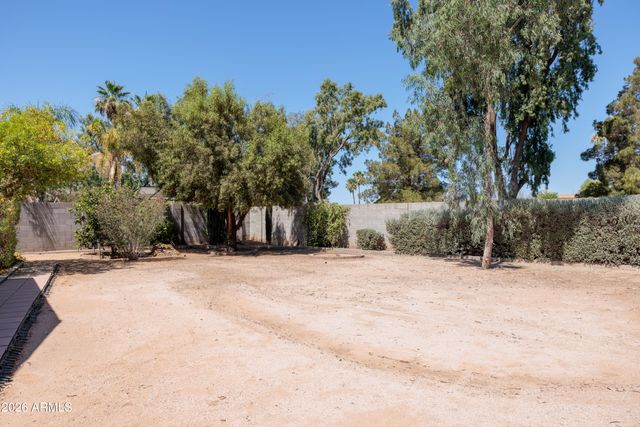 2526 E JOHN CABOT Road, Phoenix, AZ 85032