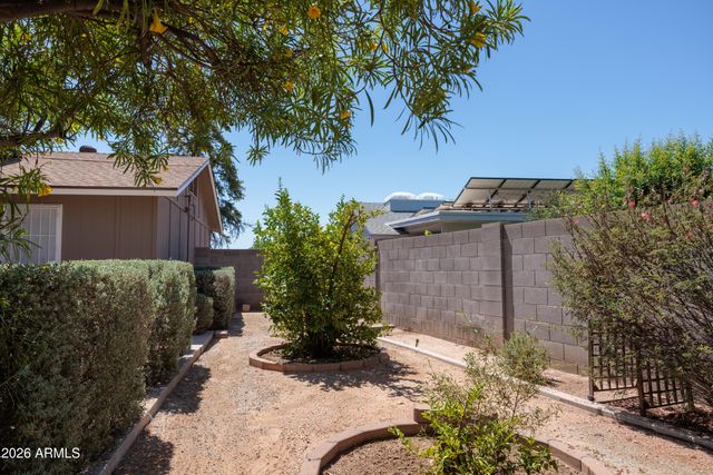 2526 E JOHN CABOT Road, Phoenix, AZ 85032