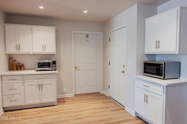 2526 E JOHN CABOT Road, Phoenix, AZ 85032
