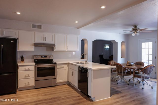 2526 E JOHN CABOT Road, Phoenix, AZ 85032