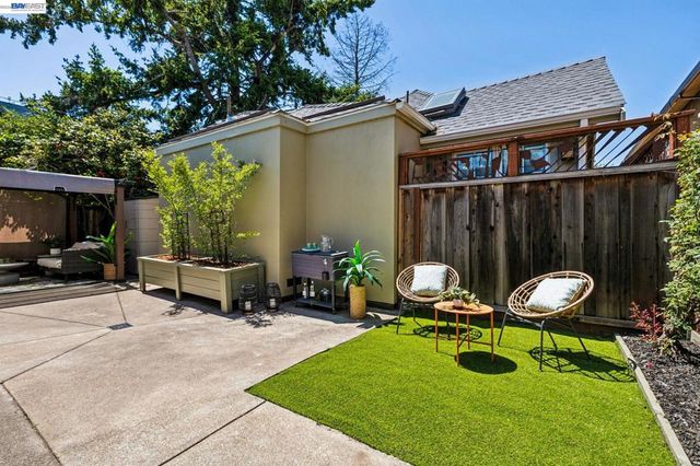 1519 Saint Charles St, Alameda, CA 94501
