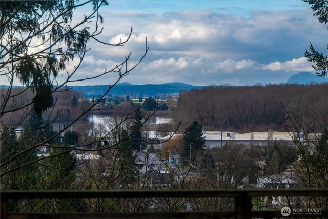 1215 S 10th Street, Mount Vernon, WA 98274