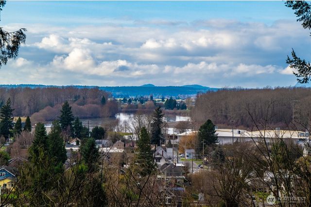 1215 S 10th Street, Mount Vernon, WA 98274