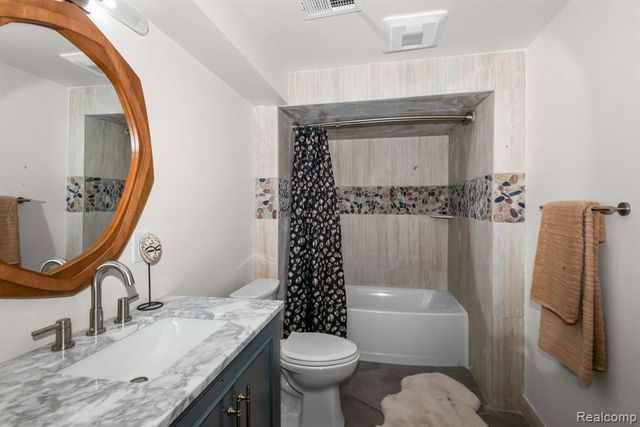 16615 Walcliff Drive, Clinton Township, MI 48035