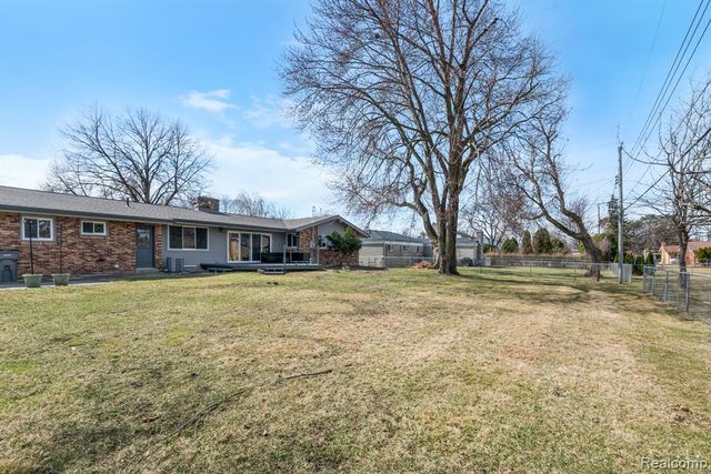 16615 Walcliff Drive, Clinton Township, MI 48035