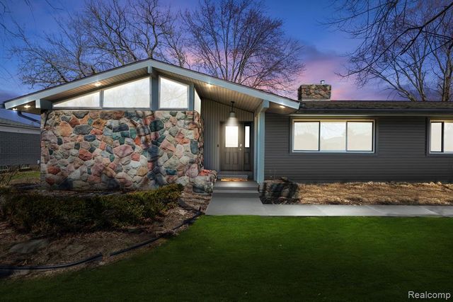 16615 Walcliff Drive, Clinton Township, MI 48035