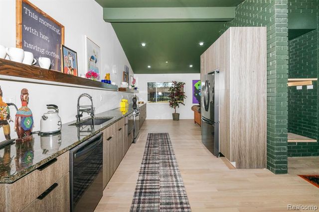 16615 Walcliff Drive, Clinton Township, MI 48035