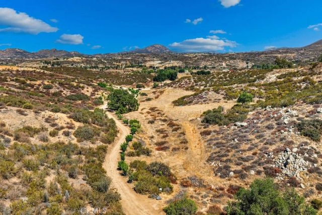 40200 E Benton, Hemet, CA 92544