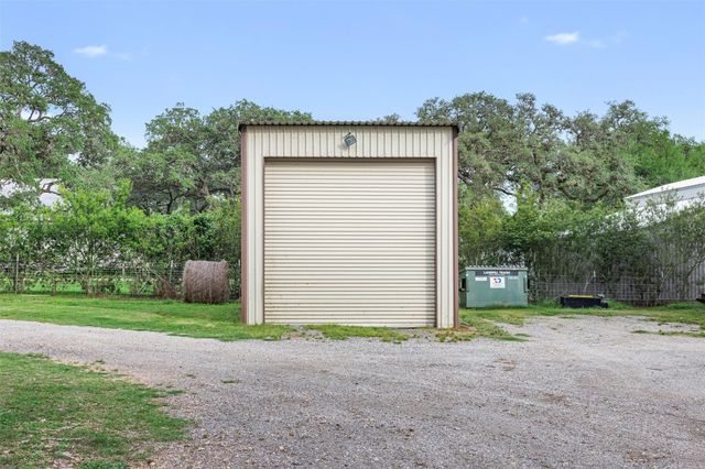 1013 Park Prairie Road, Fayetteville, TX 78940