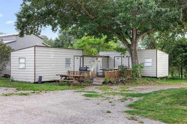 1013 Park Prairie Road, Fayetteville, TX 78940
