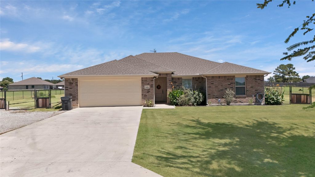 7450 Briar Road, Azle, TX 76020