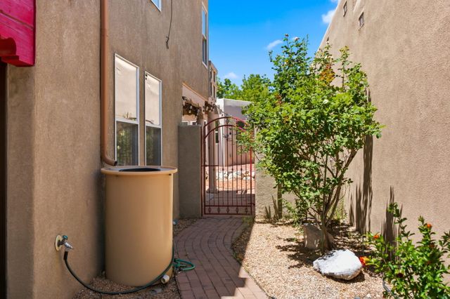 9633 De Vargas Loop NE, Albuquerque, NM 87109