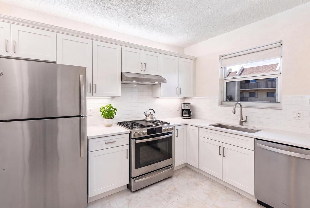2825 SW 22nd Avenue Apt 107, Delray Beach, FL 33445