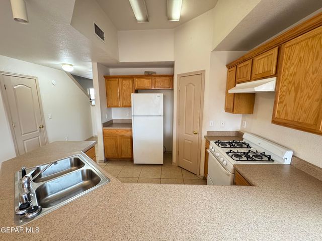 7505 Golden Knight A, El Paso, TX 79904