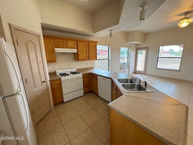 7505 Golden Knight A, El Paso, TX 79904