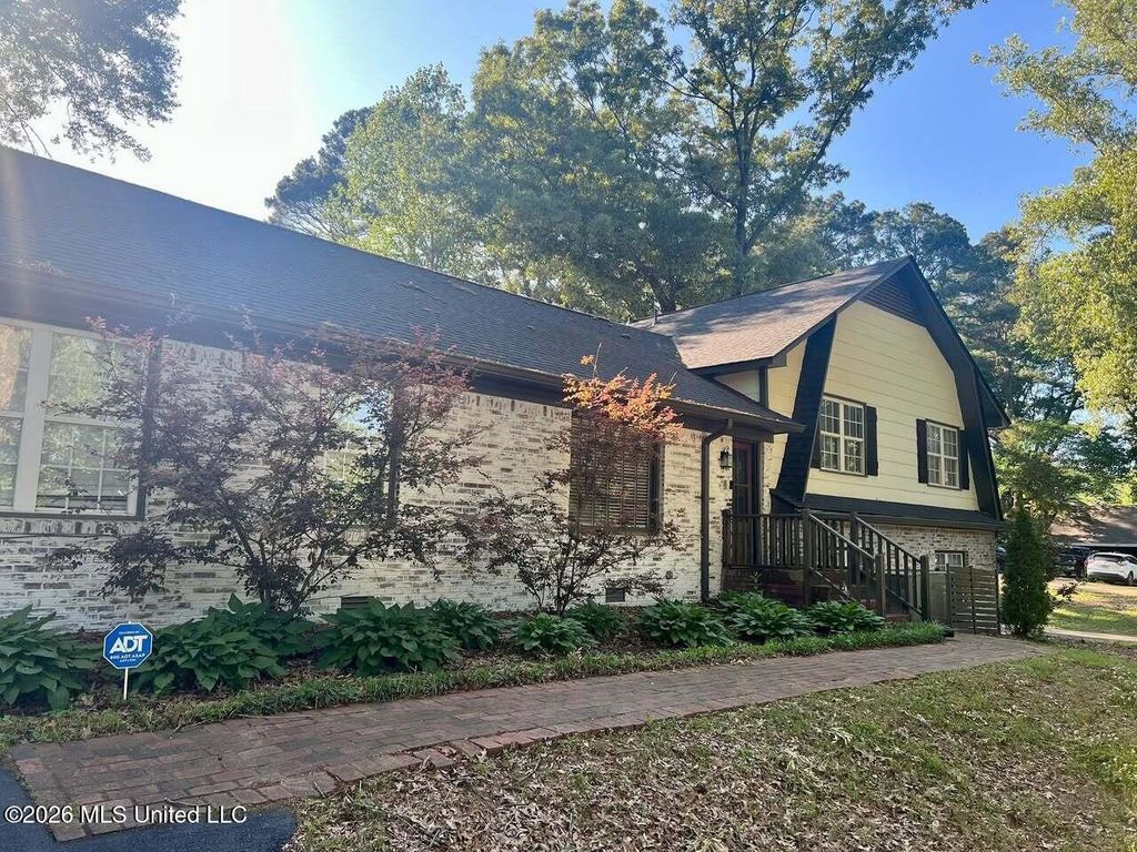 696 Country Club Drive, Senatobia, MS 38668 — exterior