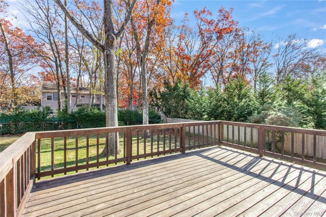 11 Seneca Trail, Ridge, NY 11961