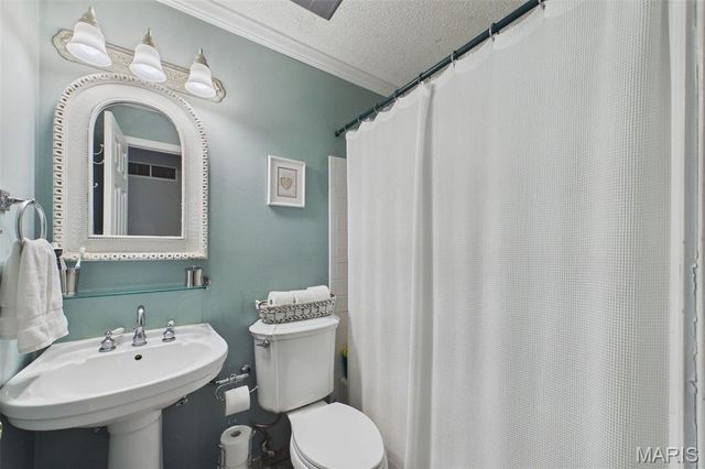 965 Beacon Woods Court, Ballwin, MO 63021