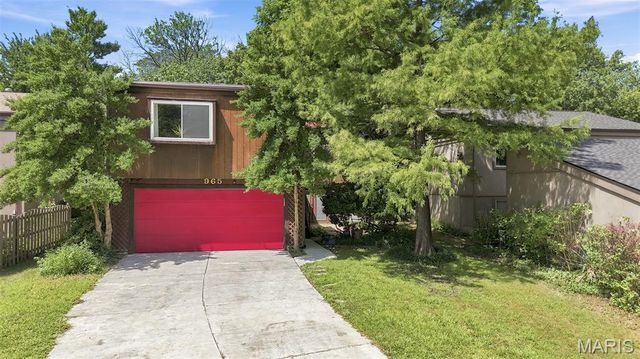 965 Beacon Woods Court, Ballwin, MO 63021