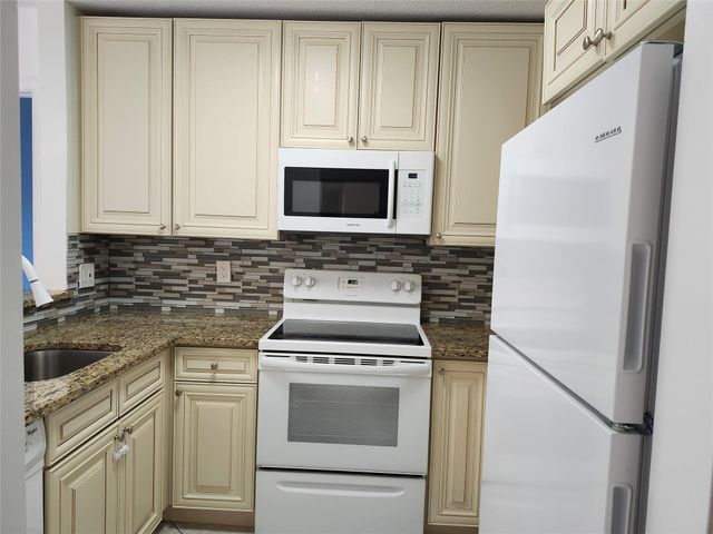 501 SE 8th St 103, Deerfield Beach, FL 33441