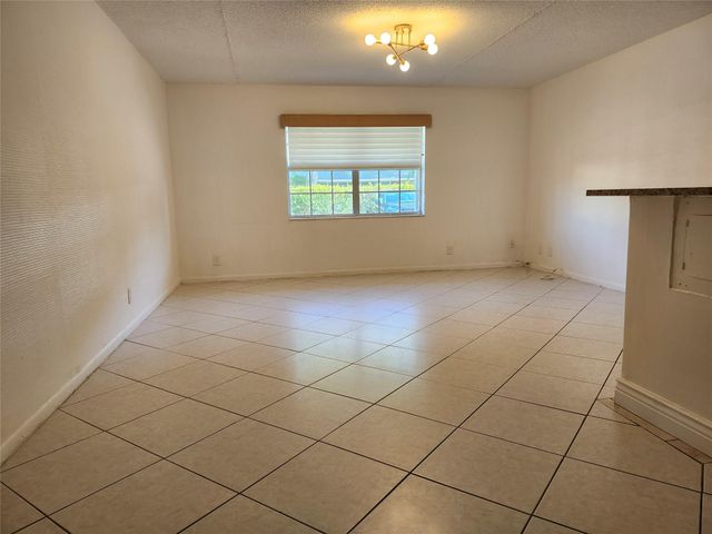 501 SE 8th St 103, Deerfield Beach, FL 33441