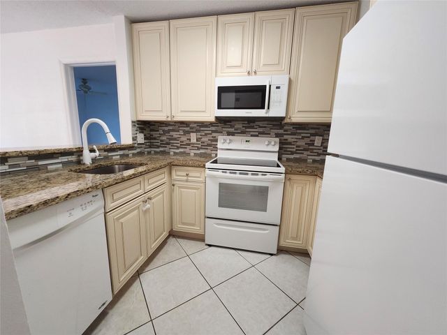 501 SE 8th St 103, Deerfield Beach, FL 33441