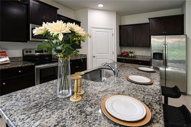 1052 MANZANAR PLACE, Wesley Chapel, FL 33543