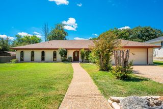 1303 Warbler Dr, Kerrville, TX 78028