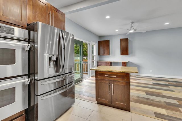7527 S Chappel Avenue, Chicago, IL 60649