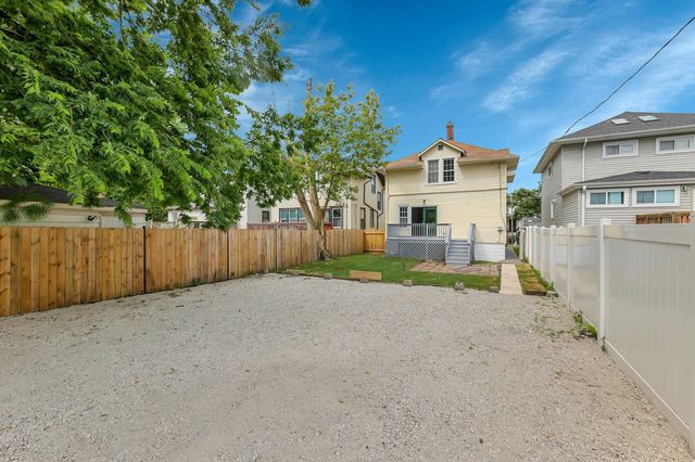 7527 S Chappel Avenue, Chicago, IL 60649
