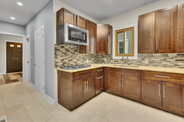 7527 S Chappel Avenue, Chicago, IL 60649