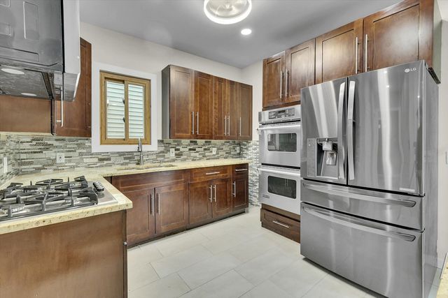 7527 S Chappel Avenue, Chicago, IL 60649
