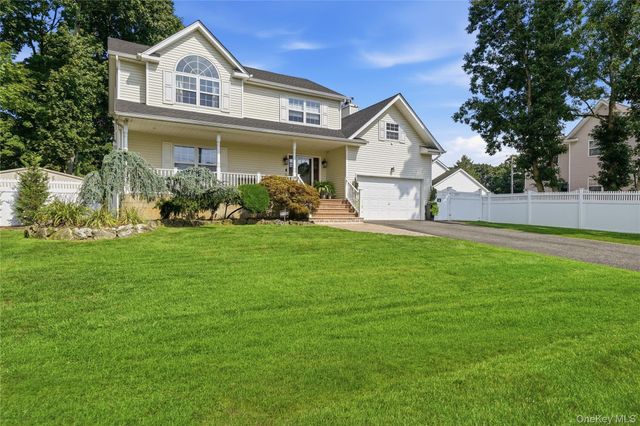 1536 Winganhauppauge Road, Islip, NY 11751