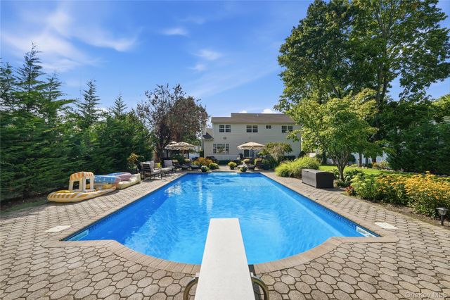 1536 Winganhauppauge Road, Islip, NY 11751