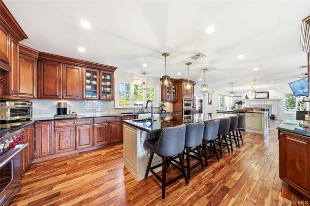 1536 Winganhauppauge Road, Islip, NY 11751