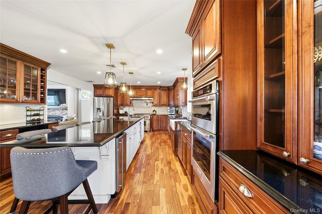1536 Winganhauppauge Road, Islip, NY 11751