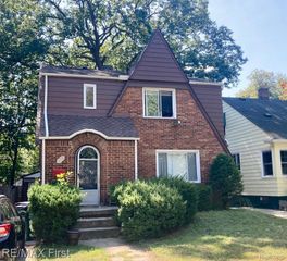 383 W Chesterfield Street, Fenton, MI 48220