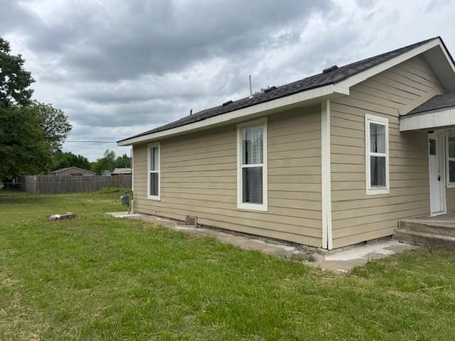 1654 N Grove Ave, Wichita, KS 67214