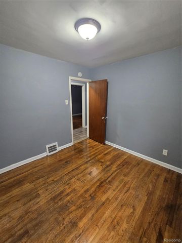 7683 Greenview Avenue, Detroit, MI 48228