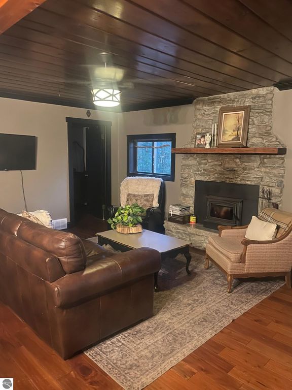 Image 11 of property listing at 6114 Indian Lake Drive, Gladwin, MI 48624