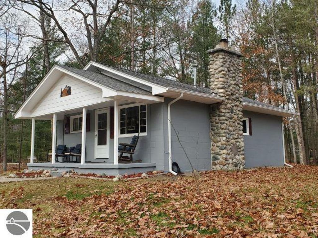 Image 3 of property listing at 6114 Indian Lake Drive, Gladwin, MI 48624