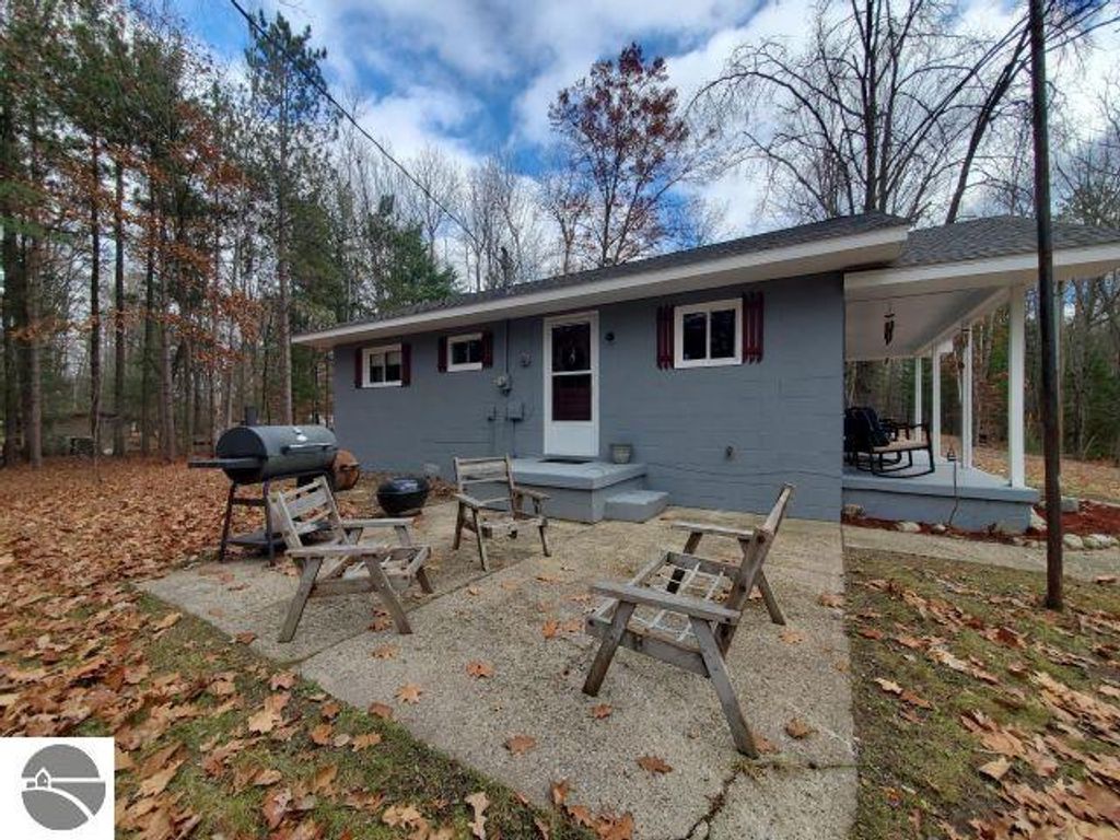 Image 5 of property listing at 6114 Indian Lake Drive, Gladwin, MI 48624