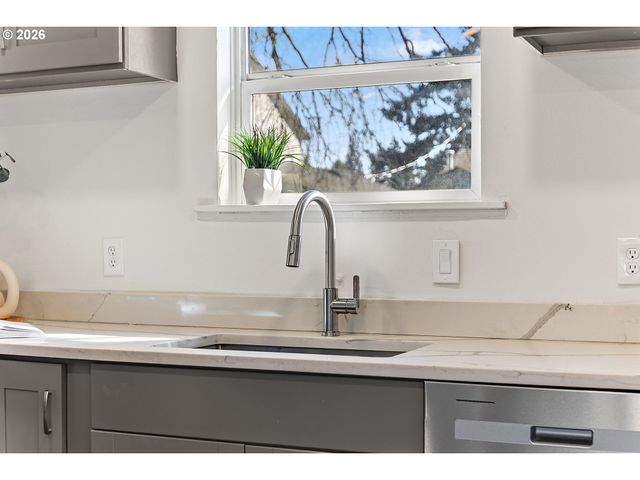 7118 Se NEHALEM St, Portland, OR 97206