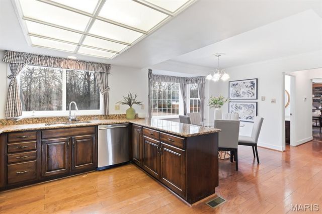 94 Meadowbrook Country Club Estate, Ballwin, MO 63011