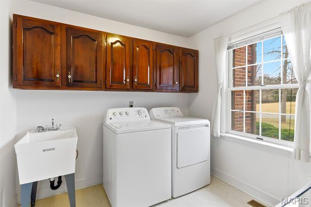 94 Meadowbrook Country Club Estate, Ballwin, MO 63011